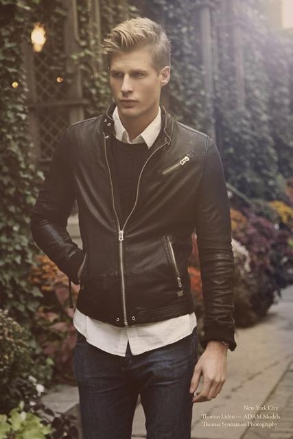 白色t恤褐色皮衣怎么搭配,男士皮衣外套搭配什么裤子