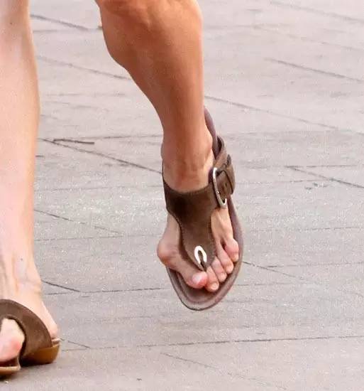 姑娘们，别让高跟鞋毁了你的双脚