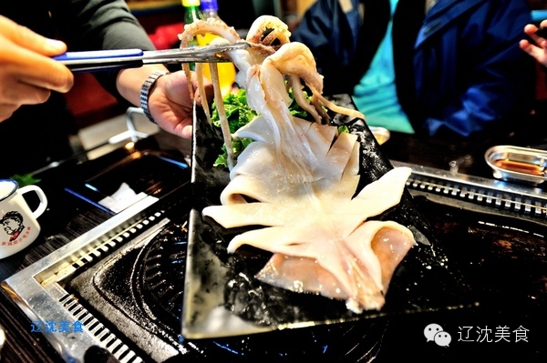 山东小伙创建了”烧+烤“新模式，玩活沈阳长白社区小餐饮