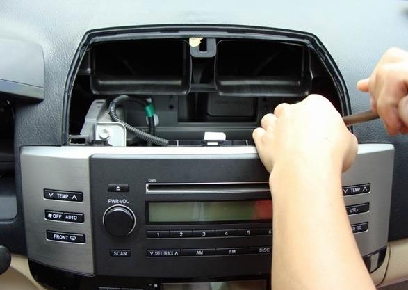 汽车音响主机怎么拆下来,比亚迪秦音响主机拆装教程