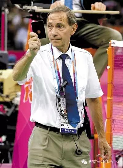 击剑比赛黄红黑牌,羽毛球中黄红黑牌的使用规则