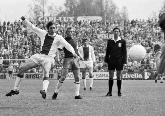 上帝召唤了一声，橙色的十四号灵巧转了个身，留下飞翔的传奇！