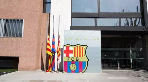 上帝召唤了一声，橙色的十四号灵巧转了个身，留下飞翔的传奇！