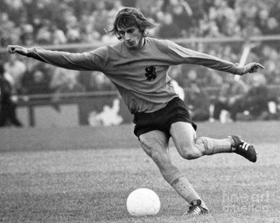 一代足球巨人克鲁伊夫,克鲁伊夫带脑子踢球