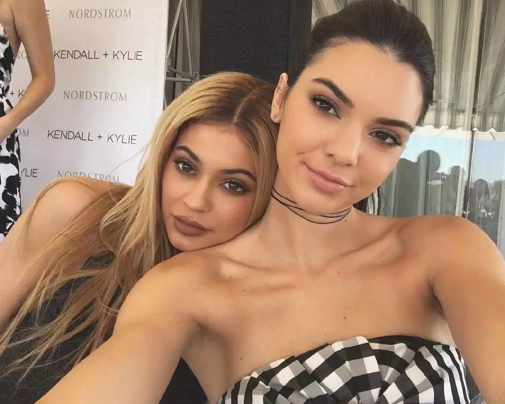 街拍国外夏天最尴尬搭配,2021明星街拍穿搭冬季