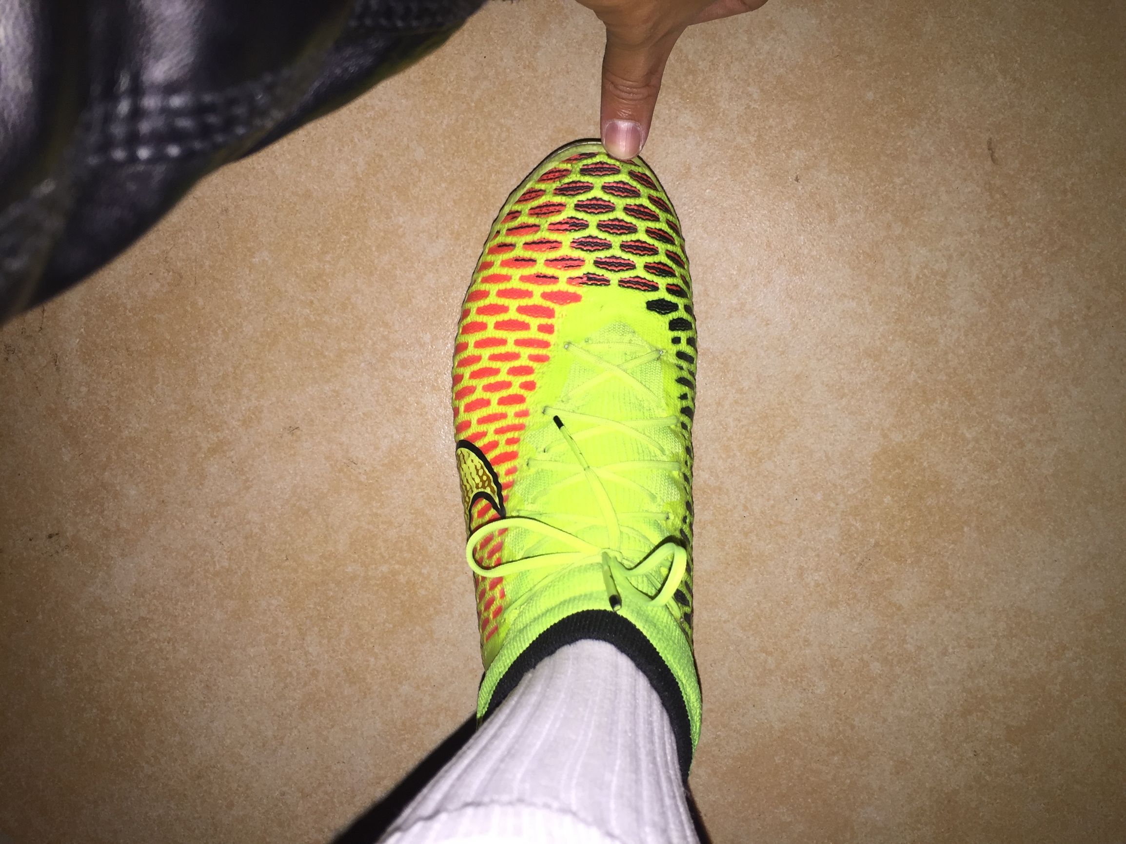 山寨足球鞋,安踏雄狮足球鞋郑智