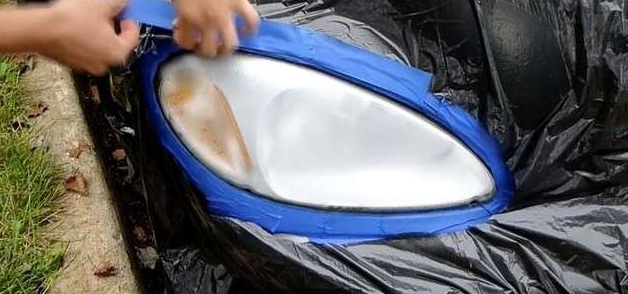 他拿出砂纸把雾化的车灯来回的擦，接下来神奇的事情发生了！