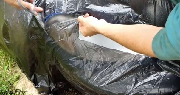 他拿出砂纸把雾化的车灯来回的擦，接下来神奇的事情发生了！