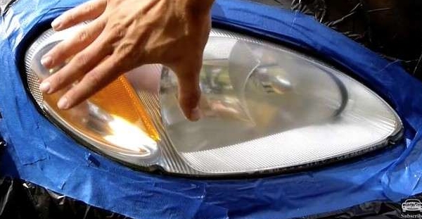 他拿出砂纸把雾化的车灯来回的擦，接下来神奇的事情发生了！