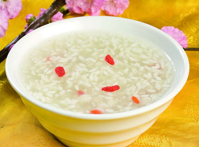 喝甜酒鸡蛋的好处和坏处,女人常吃甜酒酿好不好