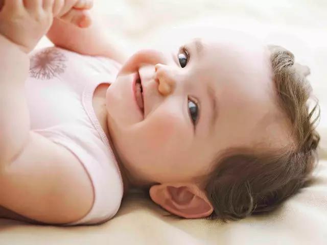 宝宝四天没大便放屁很臭是攒肚吗,四月龄宝宝怎么判断攒肚还是便秘