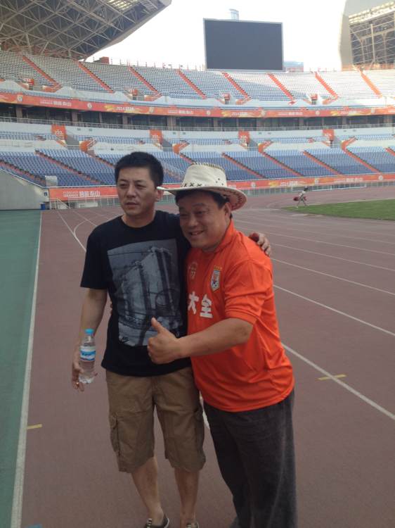 他是鲁能后防猛将，退役后当起大老板，如今开宝马把警察打骨折了