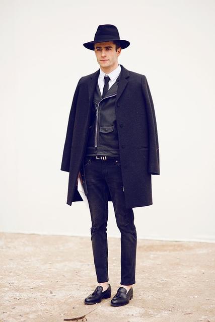 白色t恤褐色皮衣怎么搭配,男士皮衣外套搭配什么裤子