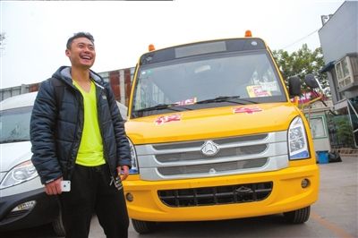 他曾一脚踢飞辽小虎，痛斥足协以不进国足为荣，36复出钱归慈善