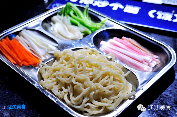 山东小伙创建了”烧+烤“新模式，玩活沈阳长白社区小餐饮