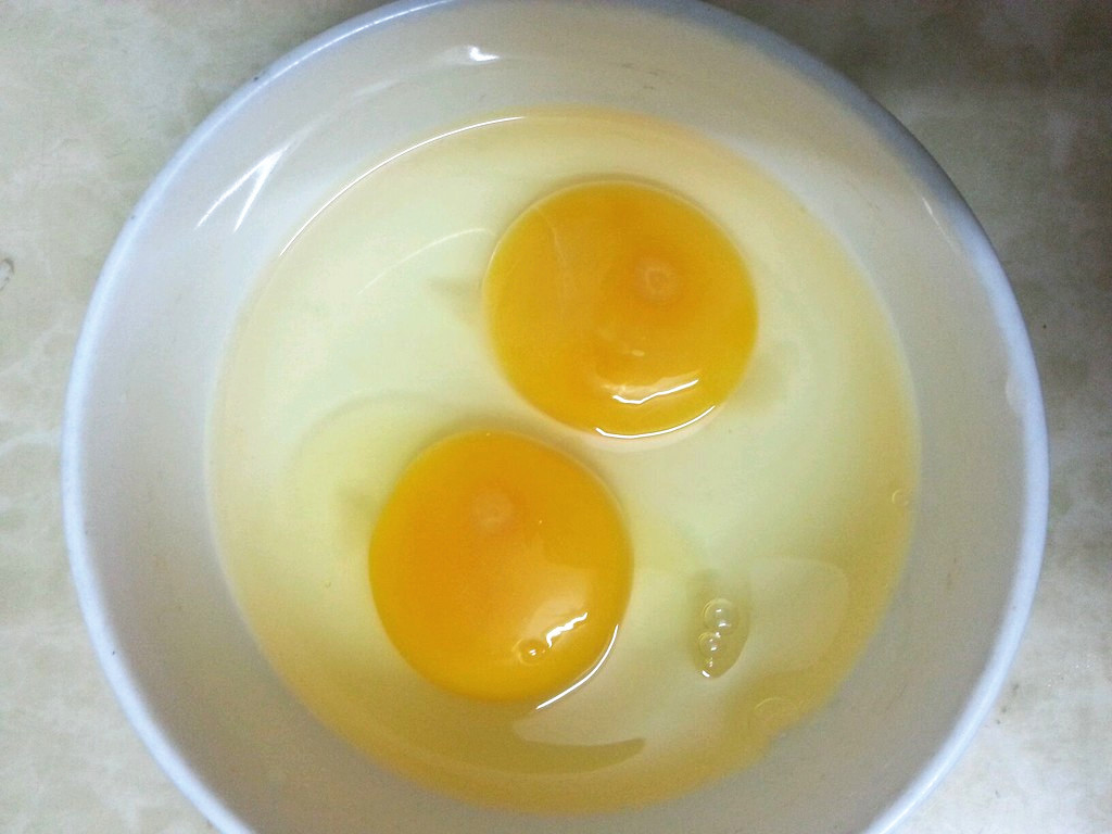 太可怕了！一颗有斑点的“鸡蛋”到底能不能吃？教你辨认新鲜鸡蛋