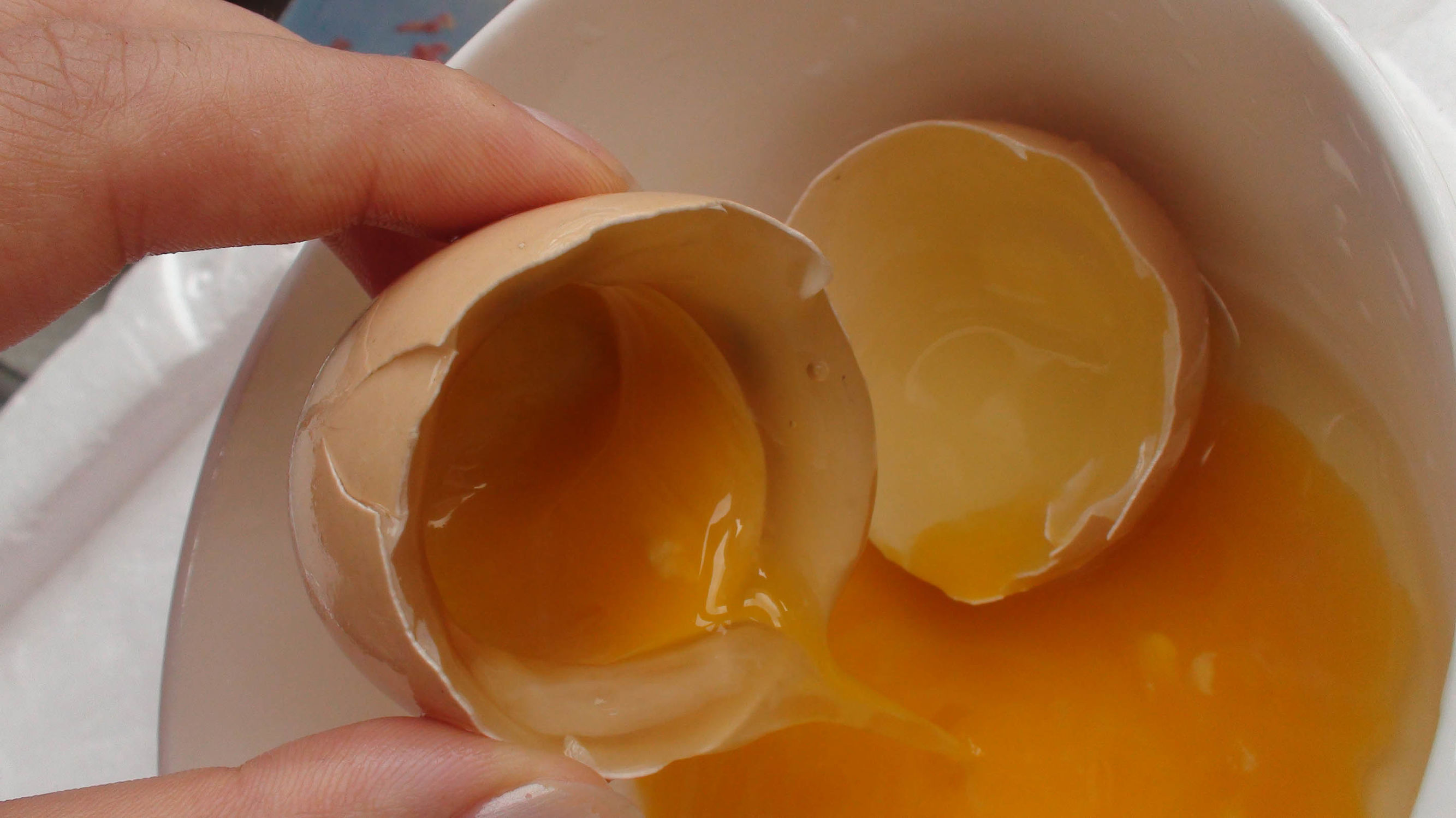 太可怕了！一颗有斑点的“鸡蛋”到底能不能吃？教你辨认新鲜鸡蛋