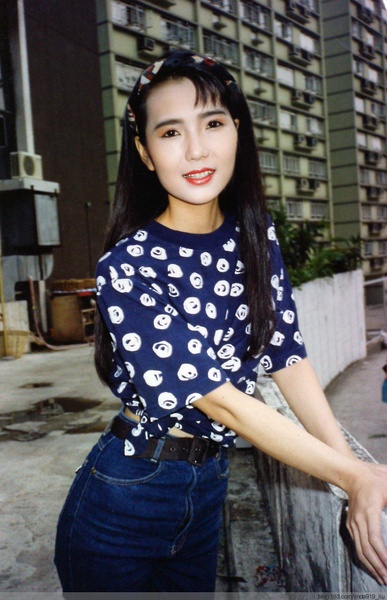 7年花600万买LV的她15年从配角沦落为龙套如今没音讯