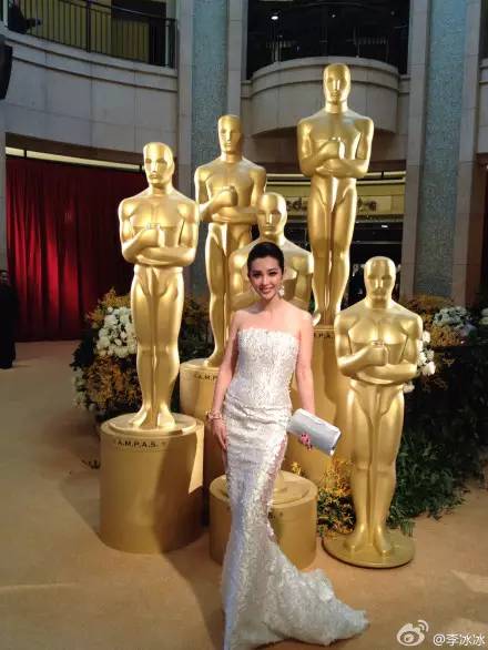 竟然是她？！亲昵合影新科奥斯卡影帝影后的这位中国女星已经在国际化的道路上把冰冰和baby们甩了好远好远