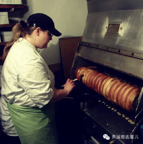 他骑自行车打造出这部横跨亚欧大陆的甜品集... 睡前千万不要点