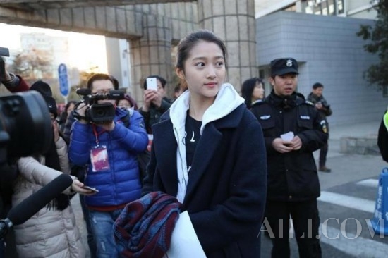 你看，那姑娘连“素颜”都那么美！