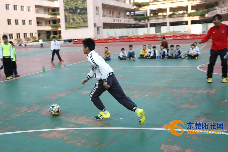 长安中心小学孩纸们好有福，“胡椒”亲自教踢波现场还有人开心到飞起