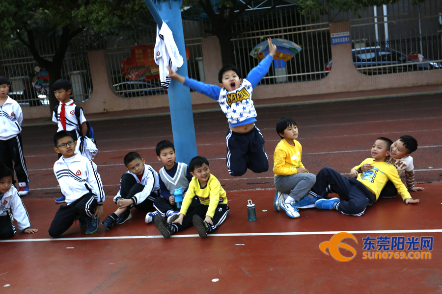 长安中心小学孩纸们好有福，“胡椒”亲自教踢波现场还有人开心到飞起