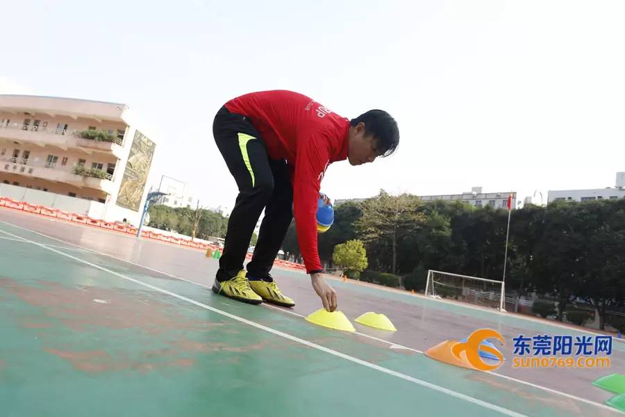 长安中心小学孩纸们好有福，“胡椒”亲自教踢波现场还有人开心到飞起