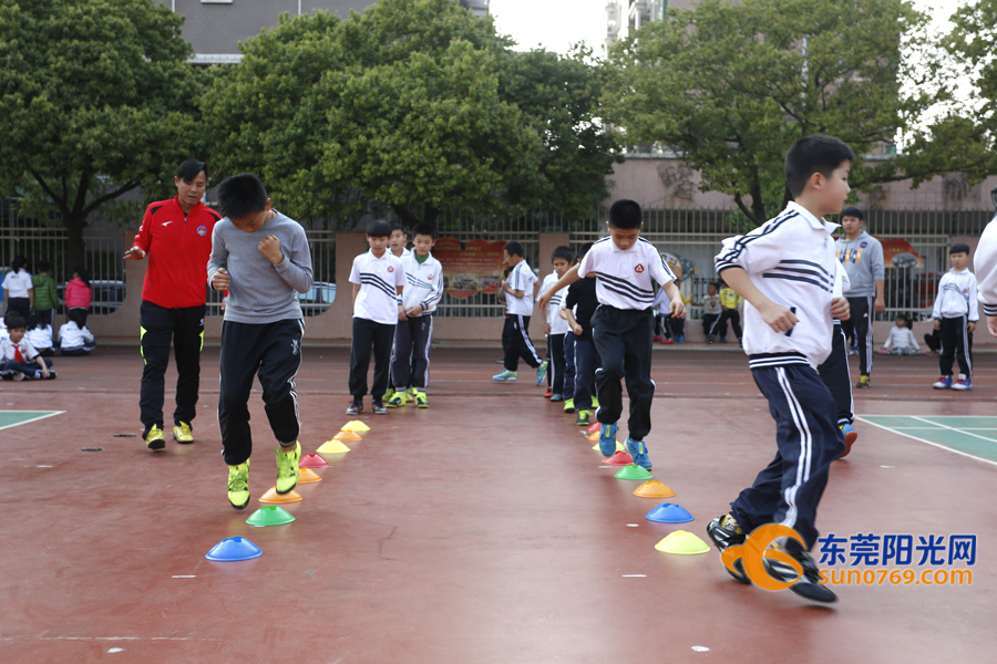 长安中心小学孩纸们好有福，“胡椒”亲自教踢波现场还有人开心到飞起