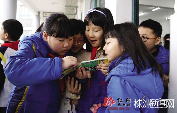 国外小孩印度口音,印度小孩会多国语言