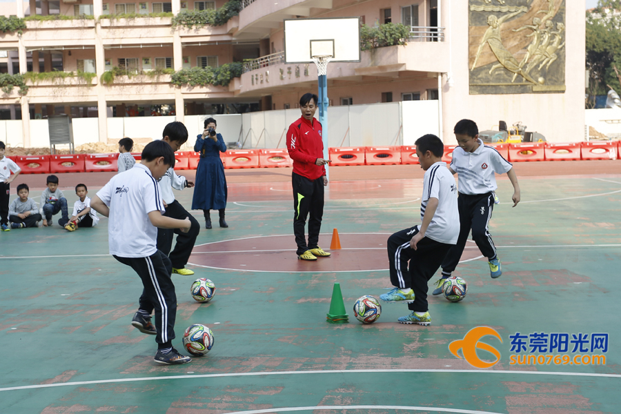 长安中心小学孩纸们好有福，“胡椒”亲自教踢波现场还有人开心到飞起