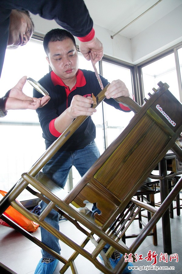 报社惠民筑平台扬善举东红厚义修家具解民忧