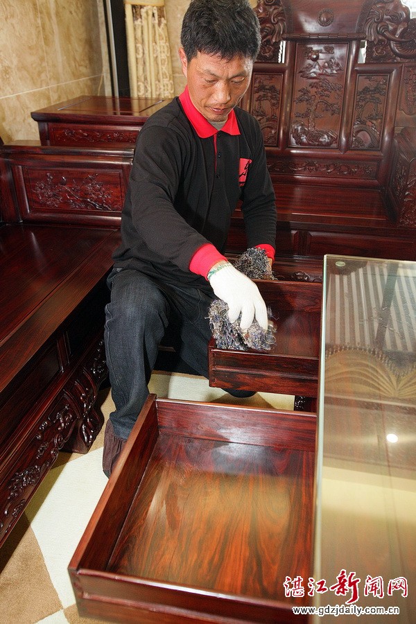 报社惠民筑平台扬善举东红厚义修家具解民忧