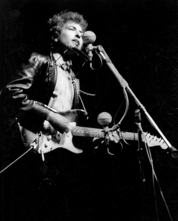 解开秘密谜团,迪伦与鲍勃迪伦