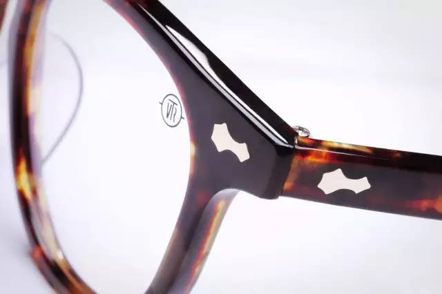 普通男人戴眼镜显得沉稳了,戴眼镜的男人如何保持帅气