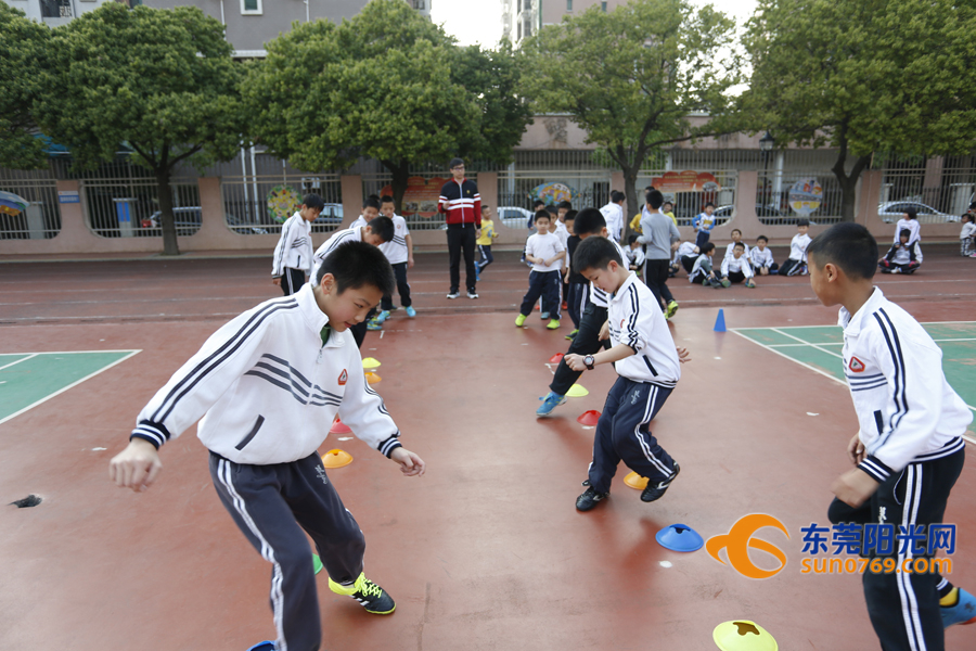 长安中心小学孩纸们好有福，“胡椒”亲自教踢波现场还有人开心到飞起