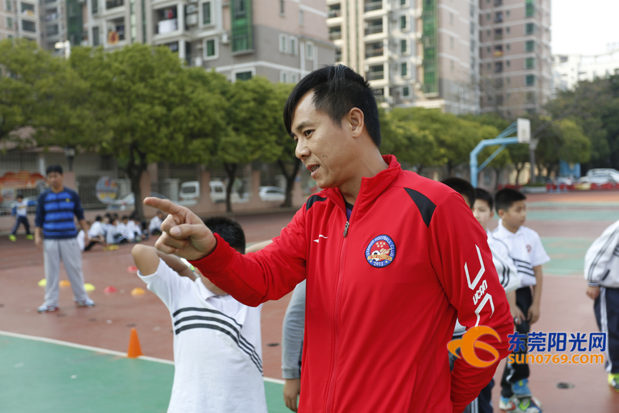 长安中心小学孩纸们好有福，“胡椒”亲自教踢波现场还有人开心到飞起