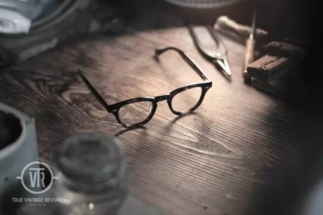 普通男人戴眼镜显得沉稳了,戴眼镜的男人如何保持帅气