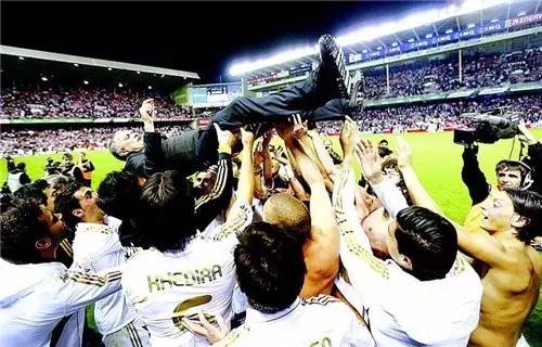 2场8球登顶积分榜第一，是时候展示穆二年的非凡魔力了