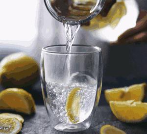 喝柠檬水变黑还是变白,喝了柠檬水照灯会黑吗