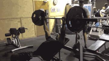 卧推导致肩膀疼怎么处理,卧推导致肩膀疼怎么改善