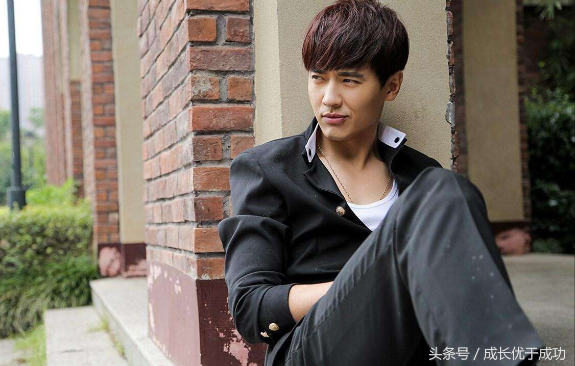 他因摔断腿告别心爱事业，为养家拍戏成就如今的名气与美满！