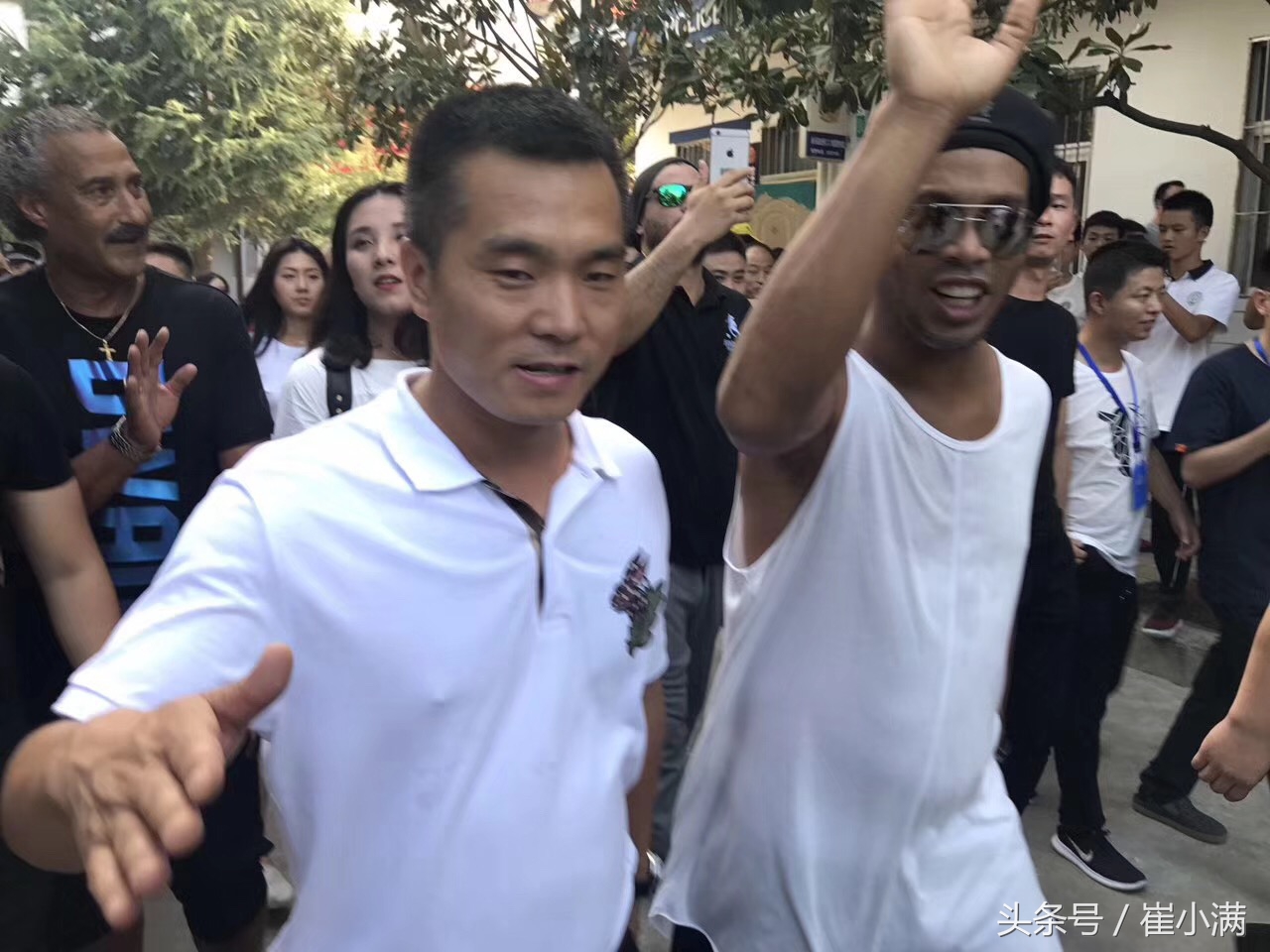 镇安公益行世界足球先生盛赞金台山