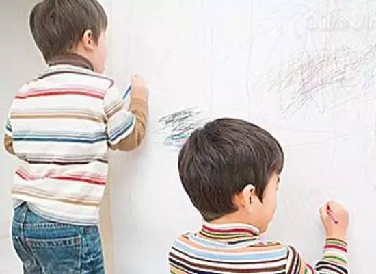 家里墙面被孩子乱涂乱画怎么清洁,熊孩子乱涂乱画怎么办