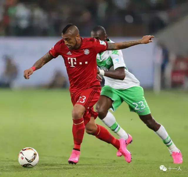 足球训练先练传球还是带球,足球带球跑动中如何高远传球