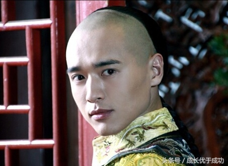 他因摔断腿告别心爱事业，为养家拍戏成就如今的名气与美满！