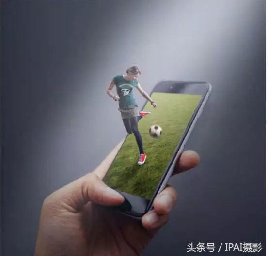 IPAI摄影搜罗PS教材：合成站在手机中踢足球的3D手机海报