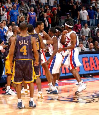 篮球场暴力打架,nba群殴事件奥本山