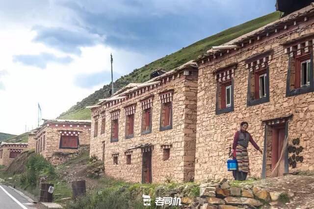 开辆超跑去*藏西**！最后看看几百万的奥迪R8破成啥样了？