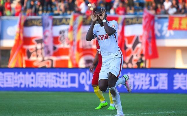 给老司机董路一记漂亮的小粉拳